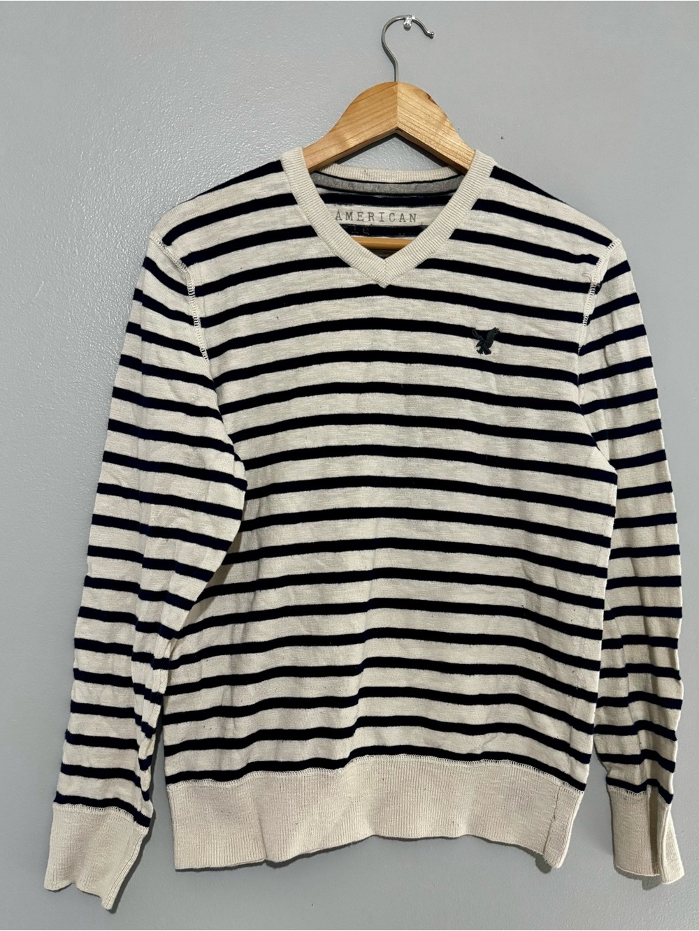 American Eagle Outfitters Men’s Cream and Navy Stripe V-Neck Preppy Y2K Sweater